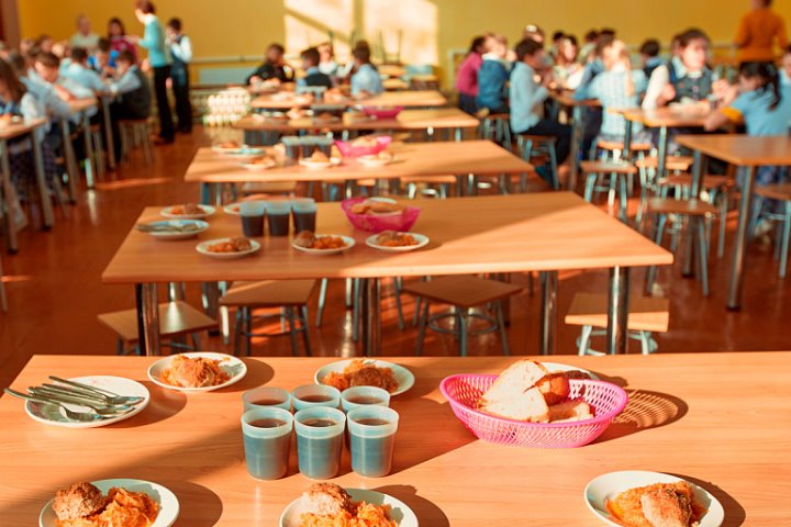 Вместо омлета — каша, а вместо контроля — хищения: что не так с питанием в школах Брестской области?