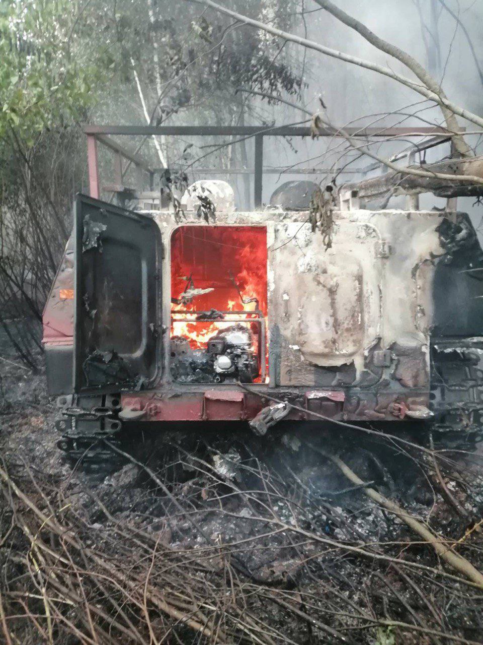 В Столинском районе потушили крупный пожар. Сгорел вездеход