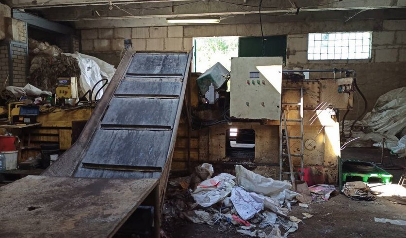 Мужчина лишился руки во время работы с гидравлическим прессома