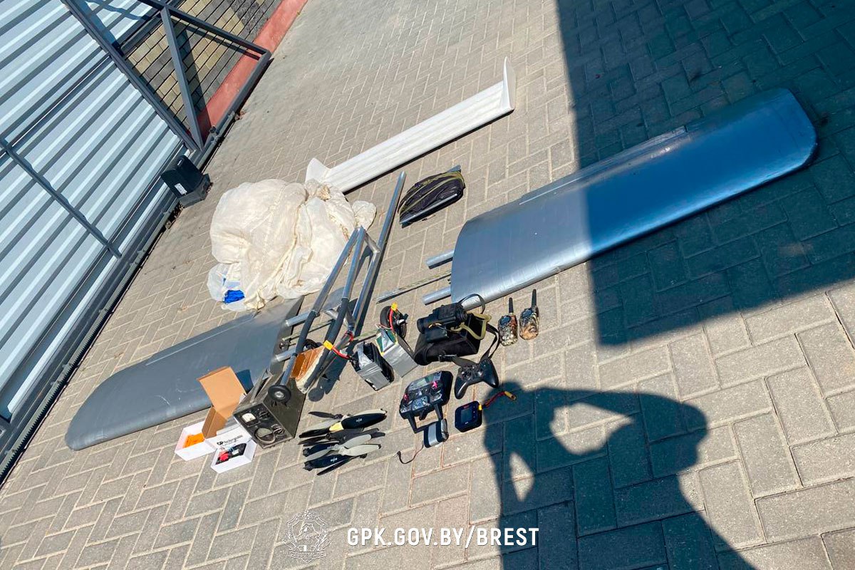 Брестские пограничники обнаружили и изъяли комплектующие к беспилотникам