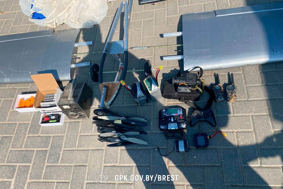 Брестские пограничники обнаружили и изъяли комплектующие к беспилотникам