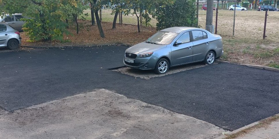 В одном из дворов Минска асфальт уложили вокруг припаркованного авто