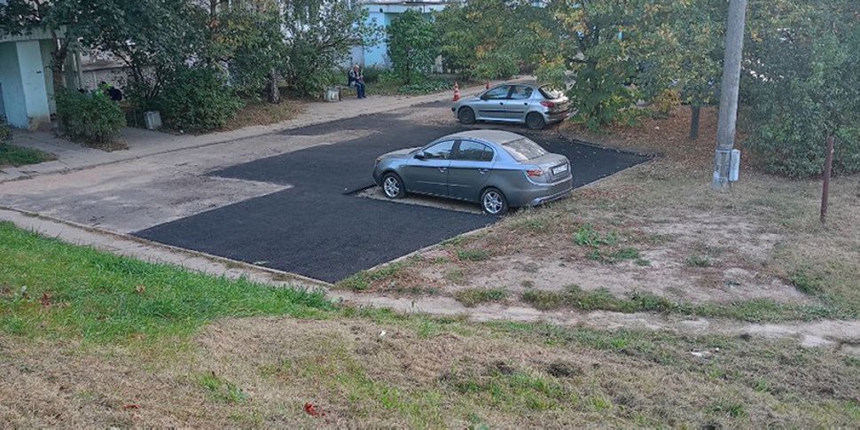 В одном из дворов Минска асфальт уложили вокруг припаркованного авто