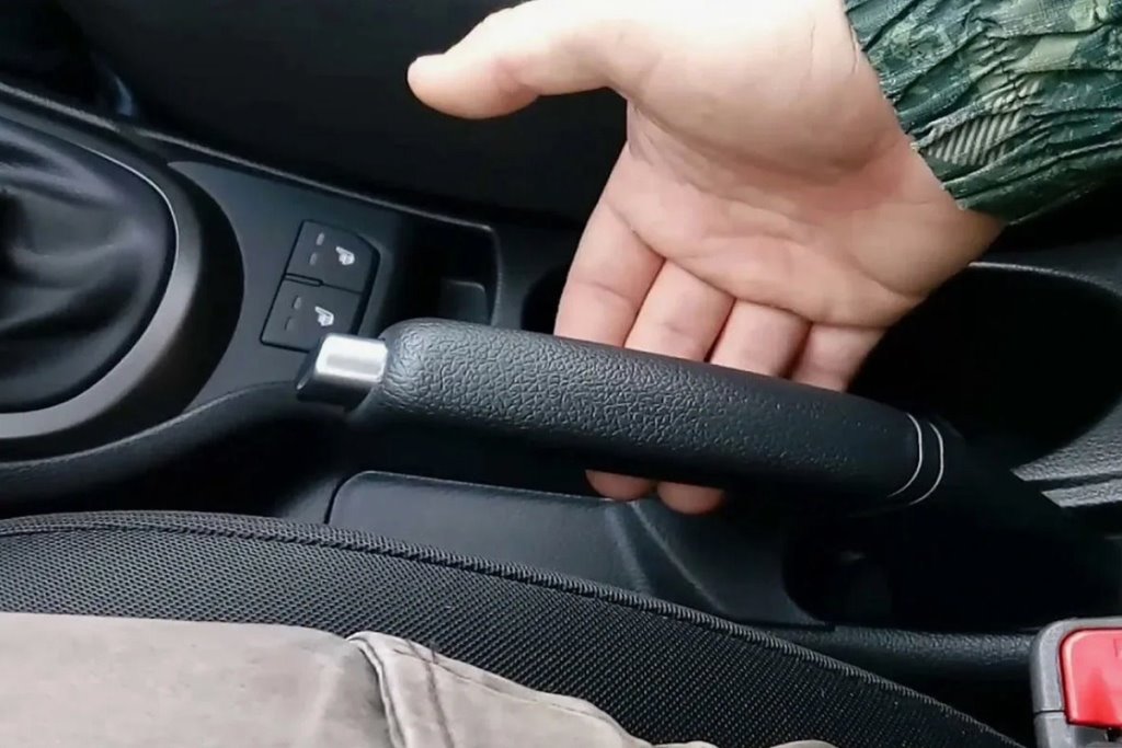 Можно ли лишиться прав, не поставив машину на ручник?