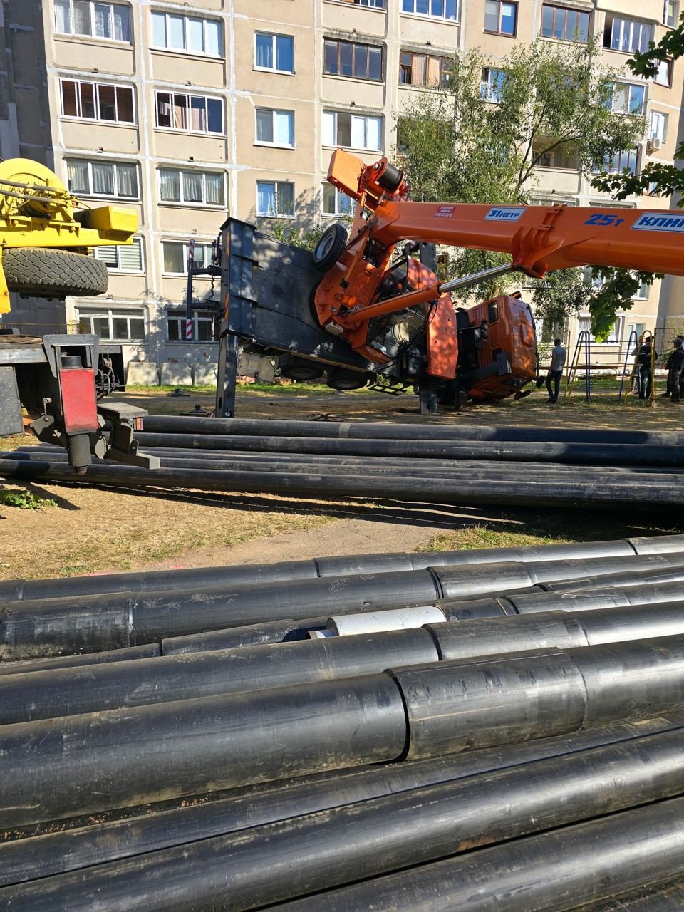 В Минске упал строительный кран — повреждены два автомобиля