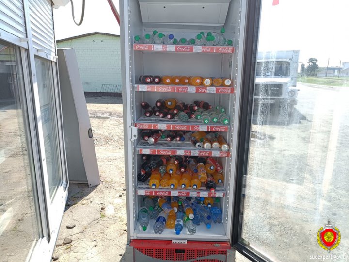 В Столинском районе взломали уличный холодильник. Кто это сделал?