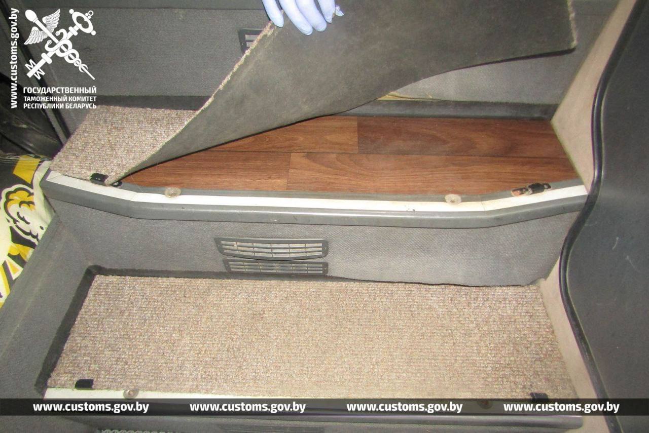 Брестские таможенники обнаружили контрабанду запчастей в польском автобусе