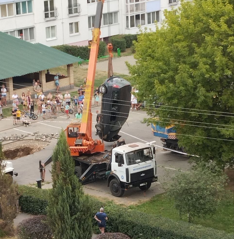 Автомобиль ушел под землю в Бобруйске