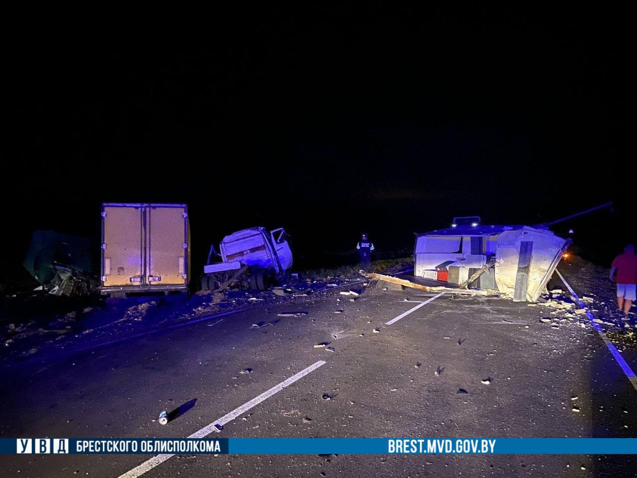 Mercedes влетел под фуру в Брестской области