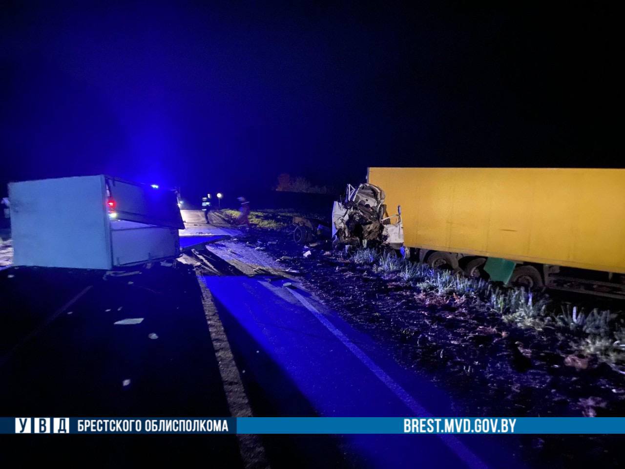 Mercedes влетел под фуру в Брестской области