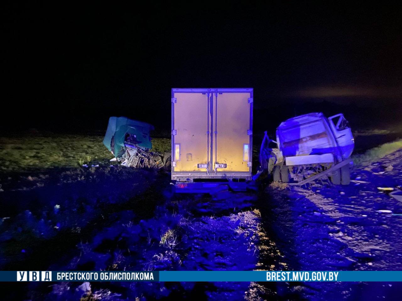 Mercedes влетел под фуру в Брестской области