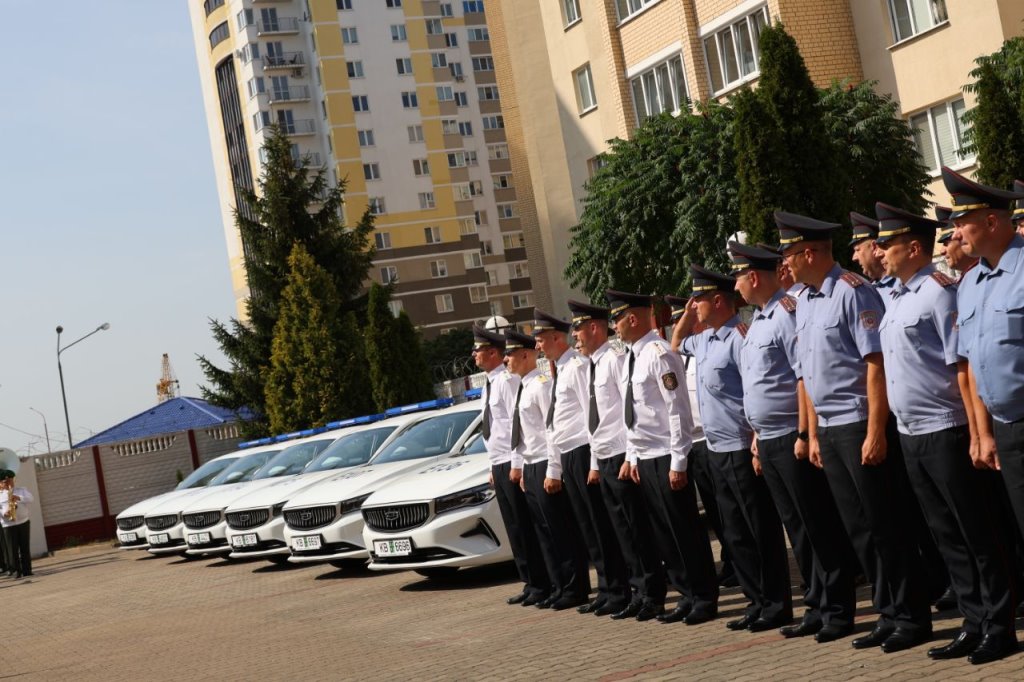 В Брестском областном управлении департамента охраны МВД торжественно вручили ключи от шести новых служебных автомобилей