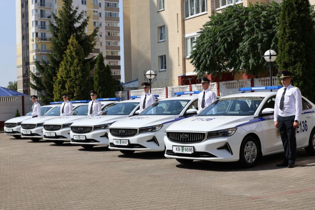 В Брестском областном управлении департамента охраны МВД торжественно вручили ключи от шести новых служебных автомобилей
