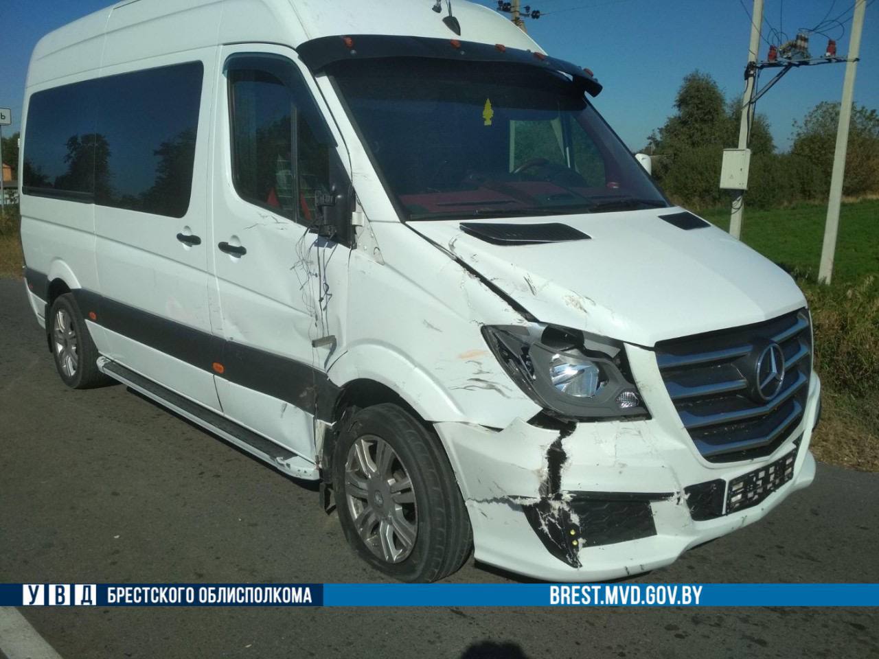 В Столинском районе подросток на мотоцикле врезался в Mercedes
