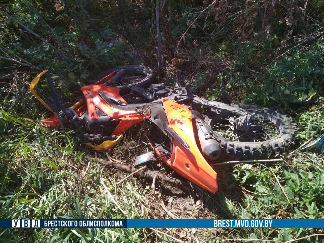 В Столинском районе подросток на мотоцикле врезался в Mercedes