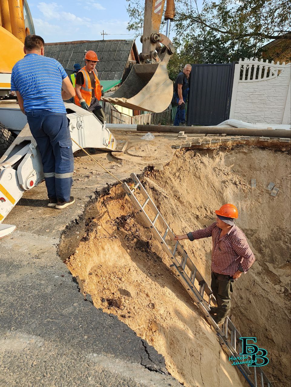 Огромная яма напротив «Короны» в Бресте. Рассказываем, в чем дело
