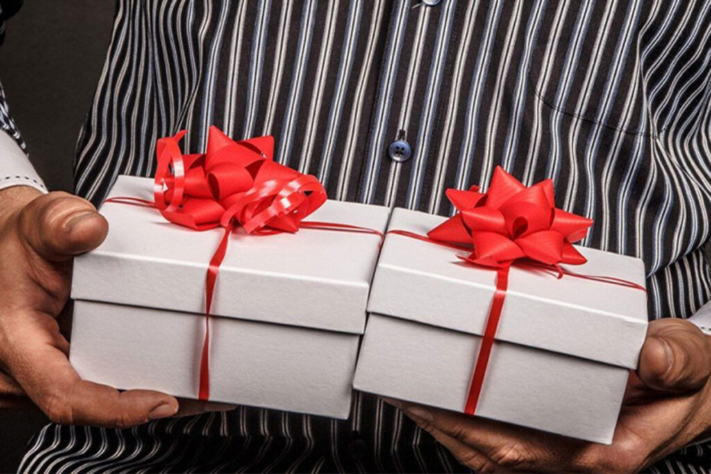 Белорусы рассказали, какие новогодние подарки от нанимателей ждут больше всего. Угадаете?