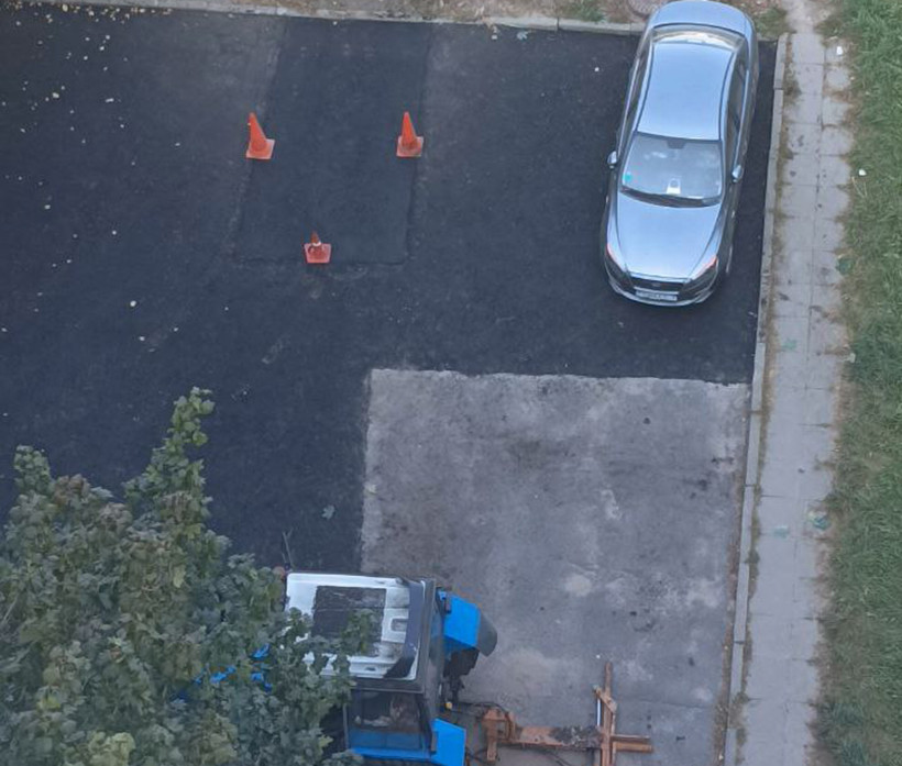В одном из дворов Минска асфальт уложили вокруг припаркованного авто