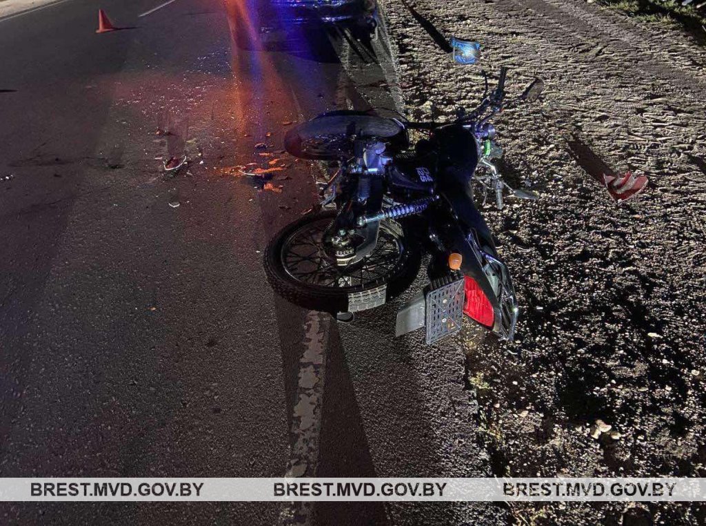 В Столинском районе парень с девушкой на мотоцикле врезались в Mercedes