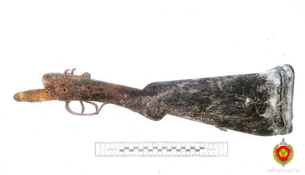 Житель Брестского района во время рыбалки выловил составную часть оружия