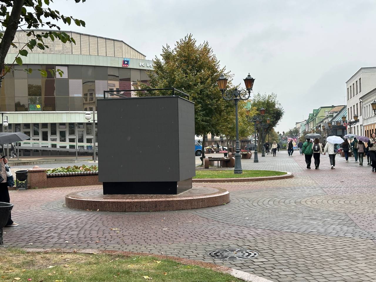 В Бресте на Советской появился видеоэкран в виде куба – что там будут показывать