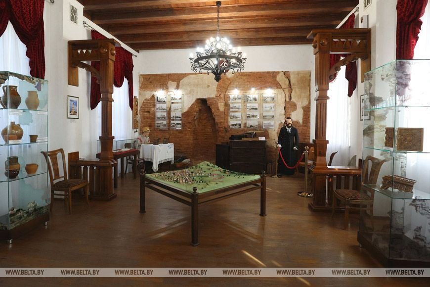 Какие секреты Сапег скрывает Ружанский дворец? Прогулялись по его коридорам