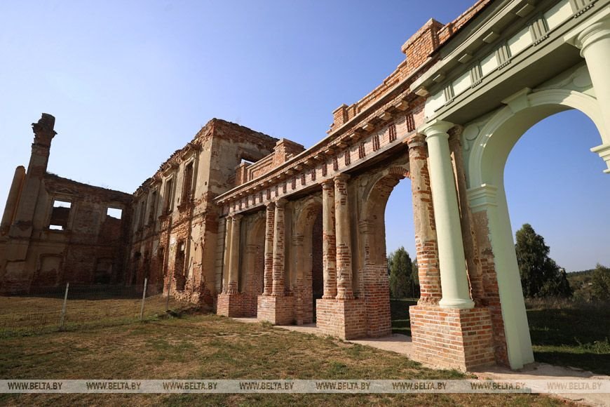 Какие секреты Сапег скрывает Ружанский дворец? Прогулялись по его коридорам