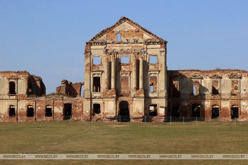 Какие секреты Сапег скрывает Ружанский дворец? Прогулялись по его коридорам