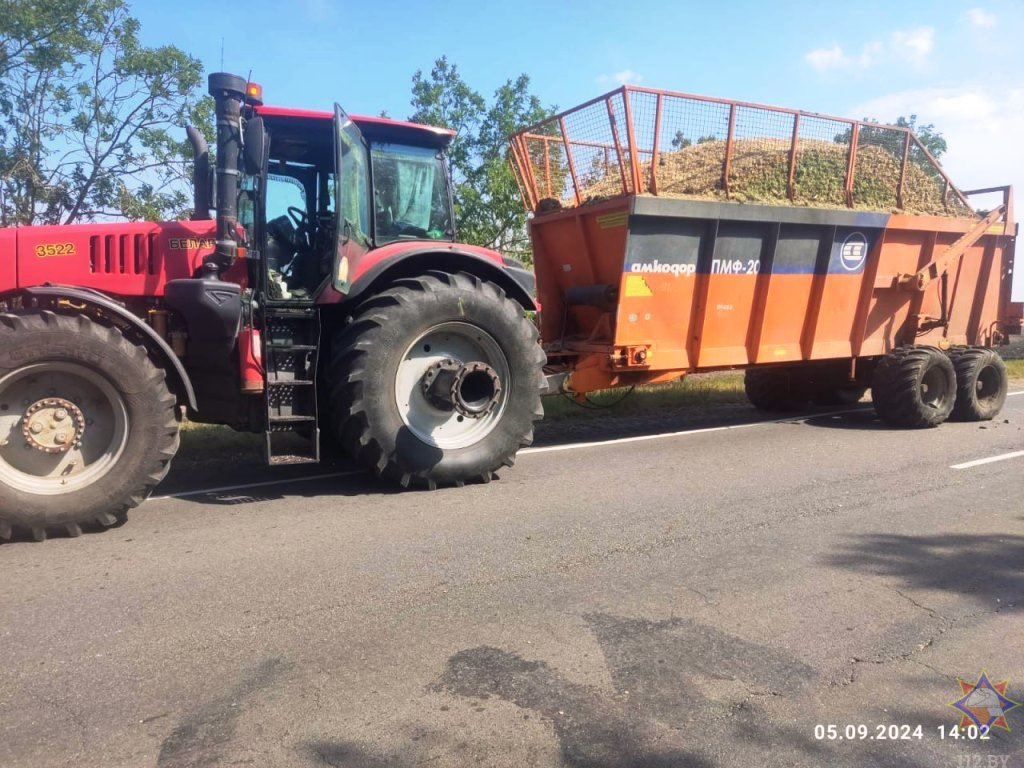 На автодороге «Кобрин-Дивин» такси влетело в прицеп трактора и перевернулось - подробности и видео от МЧС