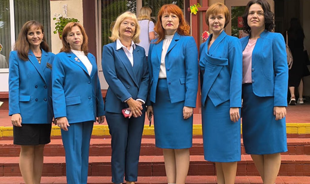 Голубые брюки, пиджак или сарафан. В одной из гимназий Беларуси ввели обязательную форму для учителей