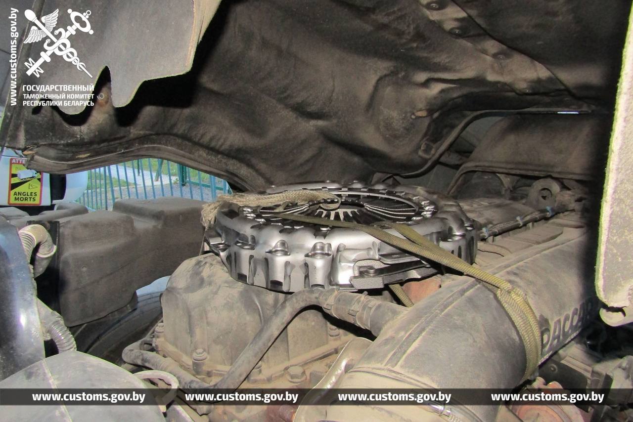 Белорус вез через границу в тайнике крупную партию нижнего белья