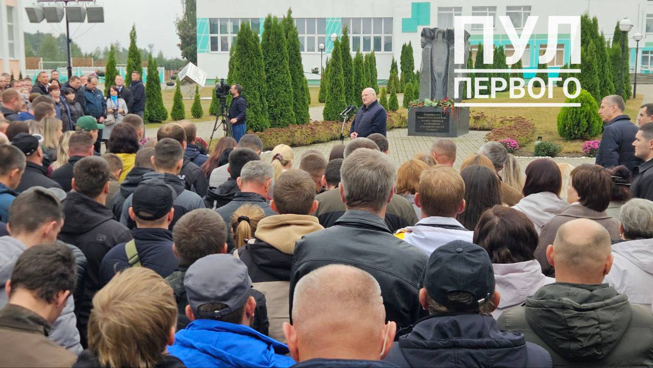 Посещая Пинский район, Александр Лукашенко пообещал усилить поддержку строительства жилья на селе