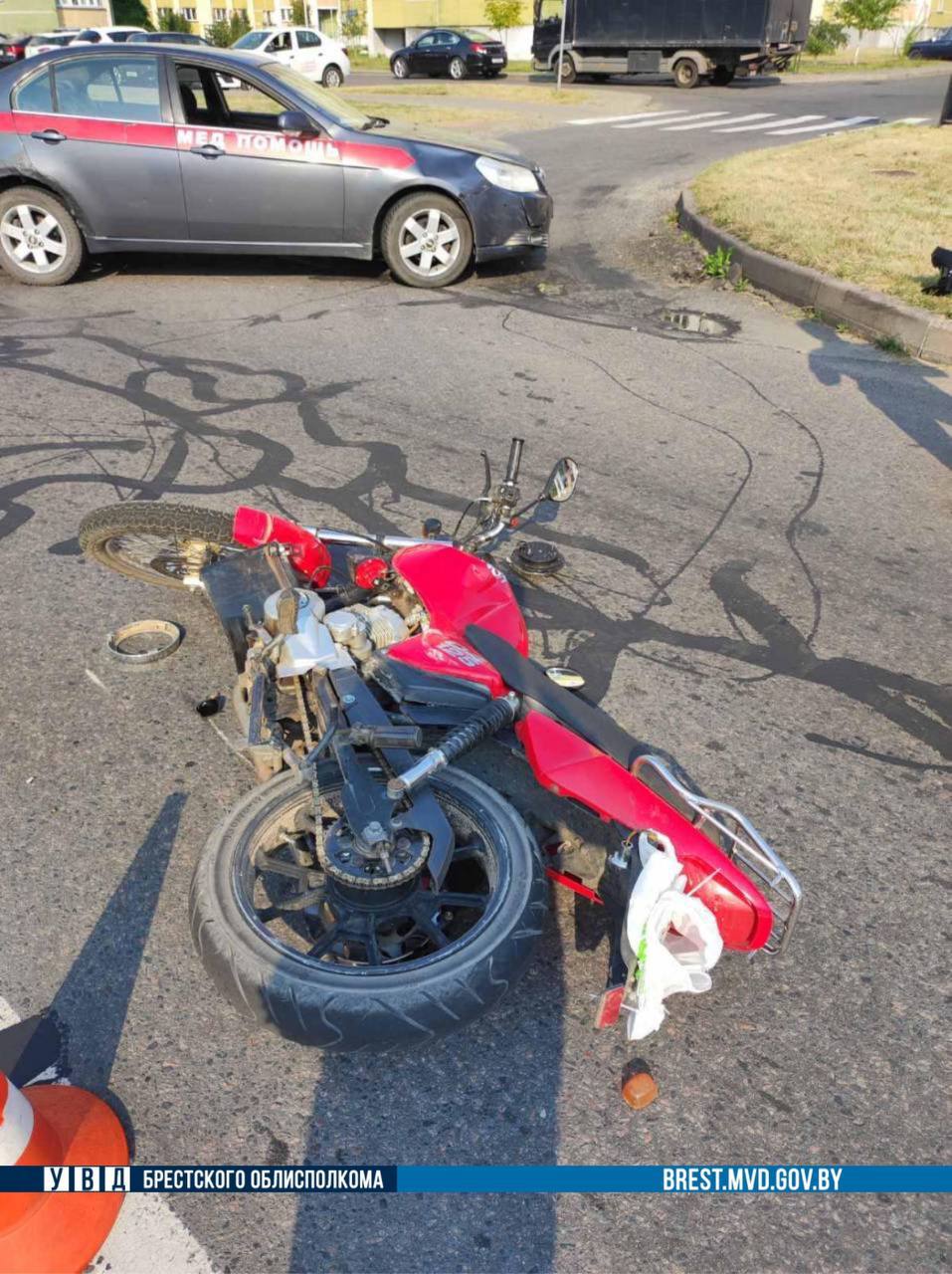 В Пинске 16-летний бесправник на мотоцикле врезался в Chevrolet