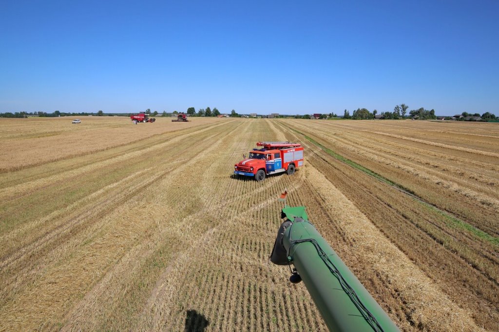 Комбайн сгорел на поле во время уборки зерновых. Кто за это ответит?