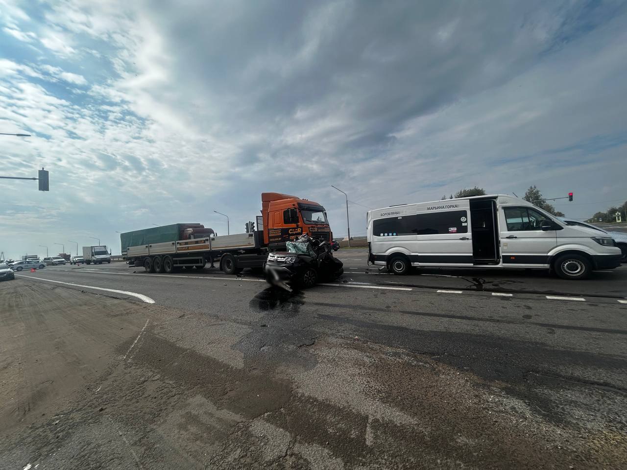 Смертельная авария: МАЗ въехал в легковушку и маршрутку