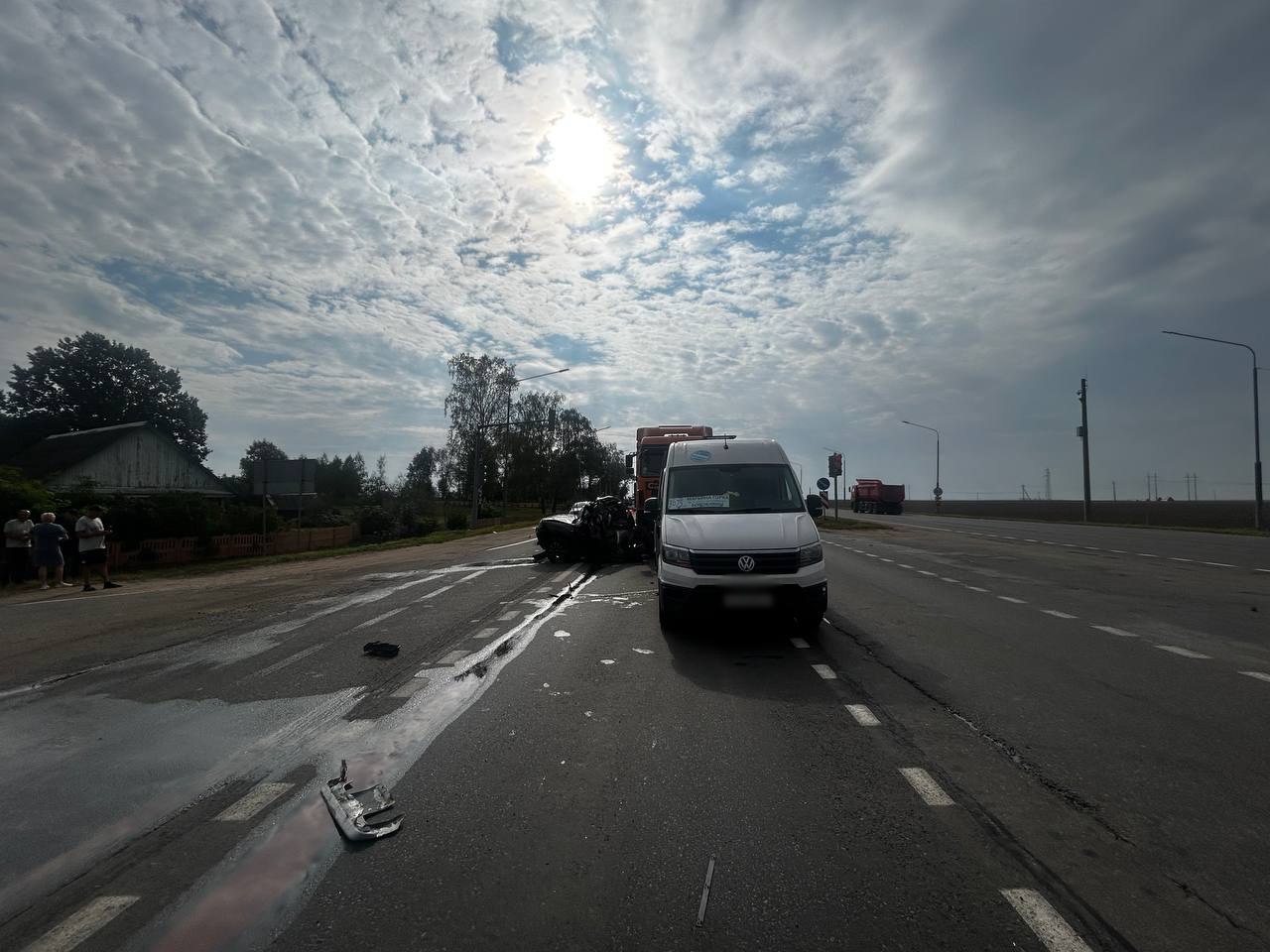 Смертельная авария: МАЗ въехал в легковушку и маршрутку