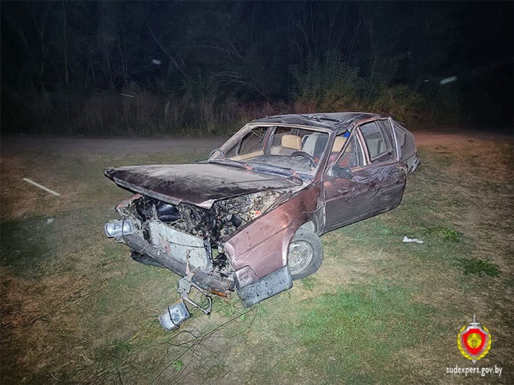 В Столинском районе мужчина угнал автомобиль и разбил его