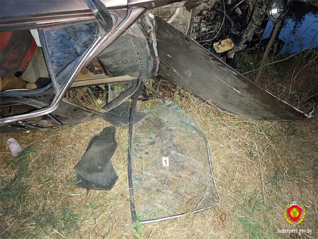 В Столинском районе мужчина угнал автомобиль и разбил его