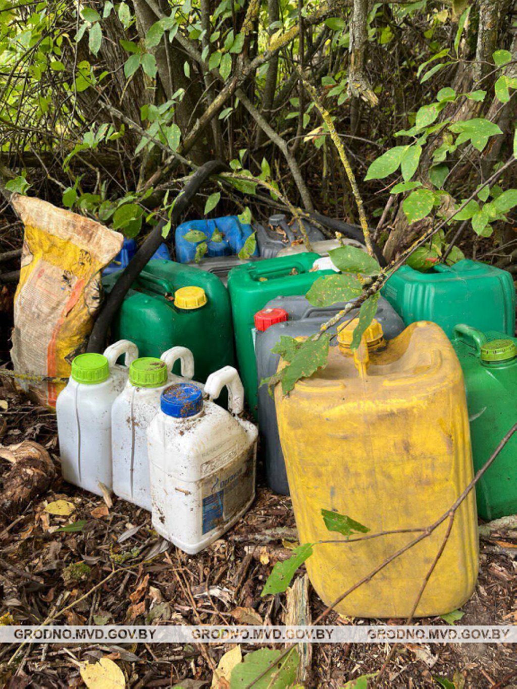 Тракторист прятал украденное топливо в лесу, но ему это не помогло