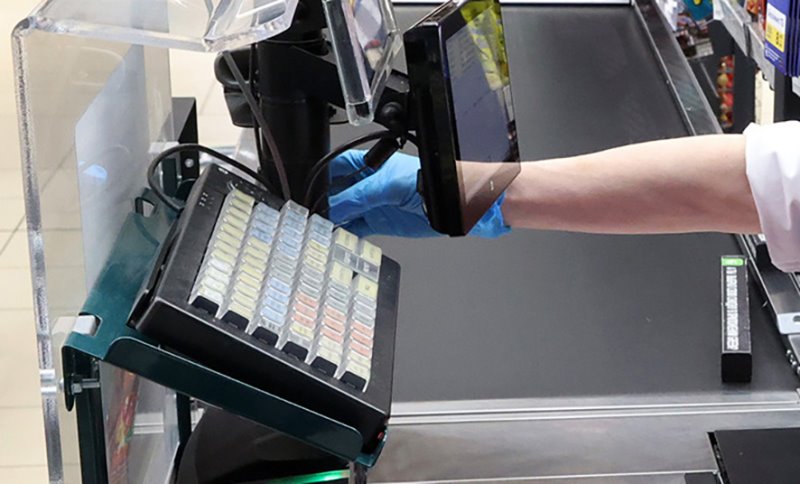 Кассир не пробила на кассе товары на сумму 12 900 рублей и проиграла деньги в казино