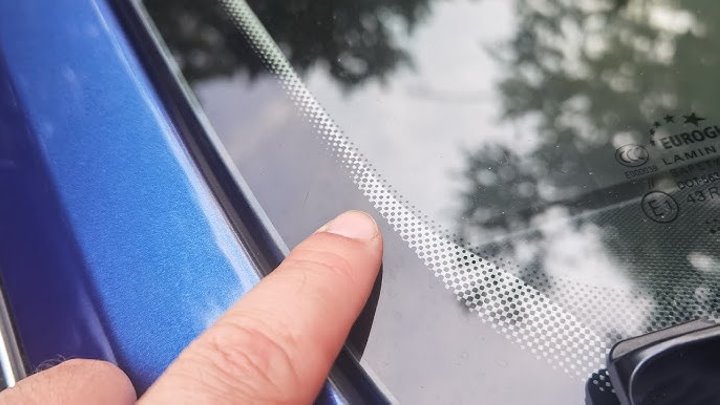 А вы знаете, для чего нужны черные точки по краю лобового стекла? Рассказываем