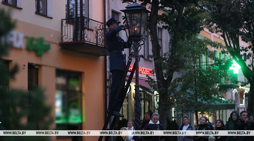 Каждый день жители и гости Бреста собираются на ул. Советской в ожидании зажжения фонарей