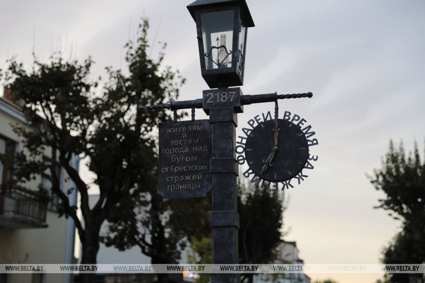 Каждый день жители и гости Бреста собираются на ул. Советской в ожидании зажжения фонарей