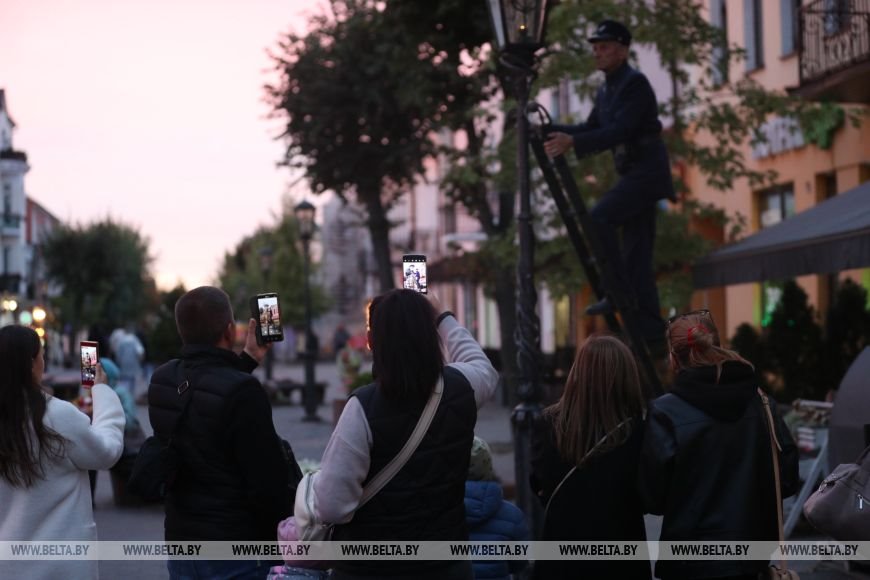 Каждый день жители и гости Бреста собираются на ул. Советской в ожидании зажжения фонарей