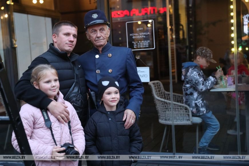 Каждый день жители и гости Бреста собираются на ул. Советской в ожидании зажжения фонарей