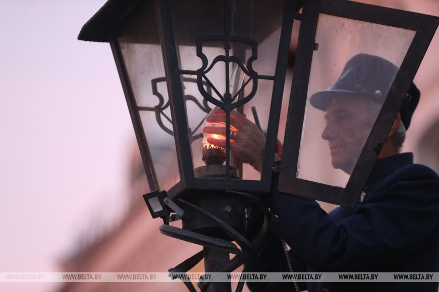 Каждый день жители и гости Бреста собираются на ул. Советской в ожидании зажжения фонарей