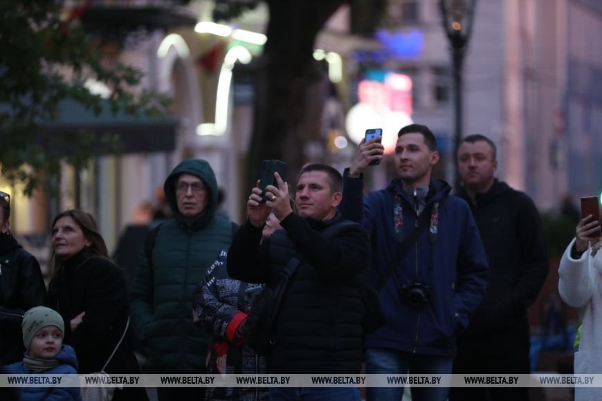 Каждый день жители и гости Бреста собираются на ул. Советской в ожидании зажжения фонарей