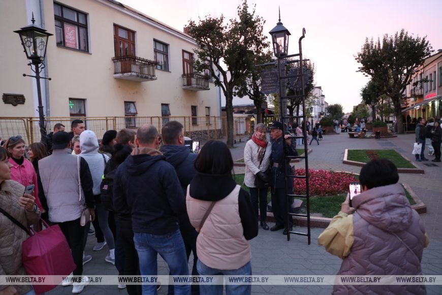 Каждый день жители и гости Бреста собираются на ул. Советской в ожидании зажжения фонарей