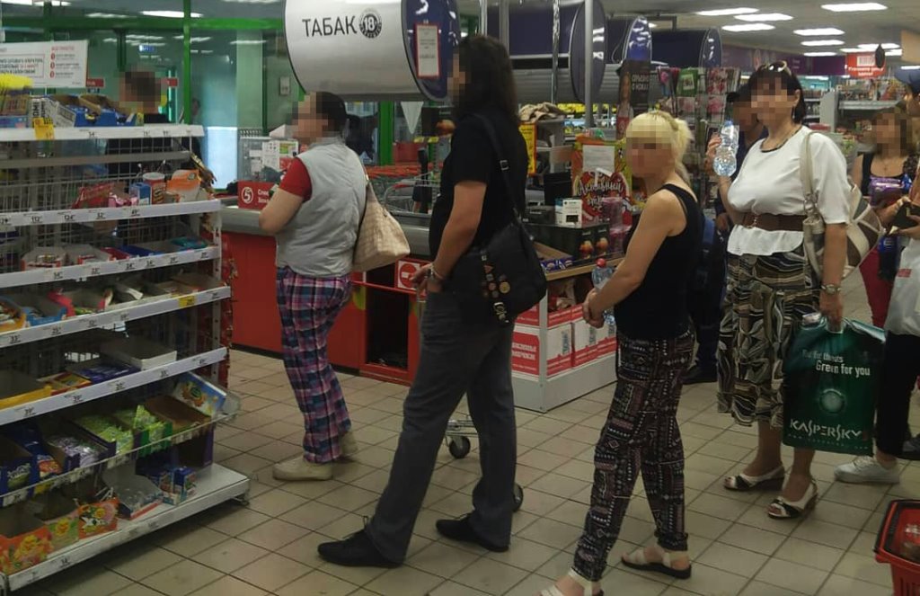 В магазине очередь, а работает одна касса. Как должно быть по закону