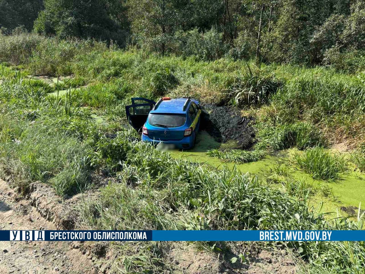 В Лунинецком районе автомобиль такси вылетел в мелиоративный канал